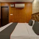Super Oyo Flagship Hotel Crystal