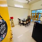 The Yellow House - Couple\'S Getaway In Gomti Nagar- 1 Bhk