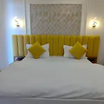 Couple Friendly Golden Ambiance Raahi Sttay