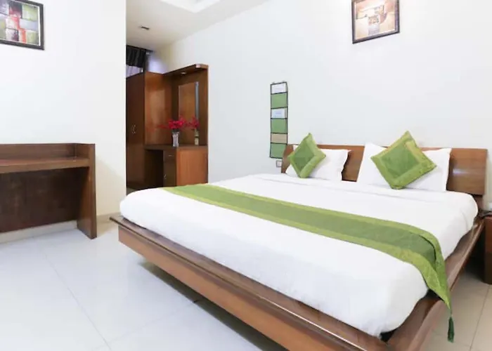 Hotel Luxuary Shanta Palace Near Temple And Charbagh Railway Station - A Luxuary Hotel