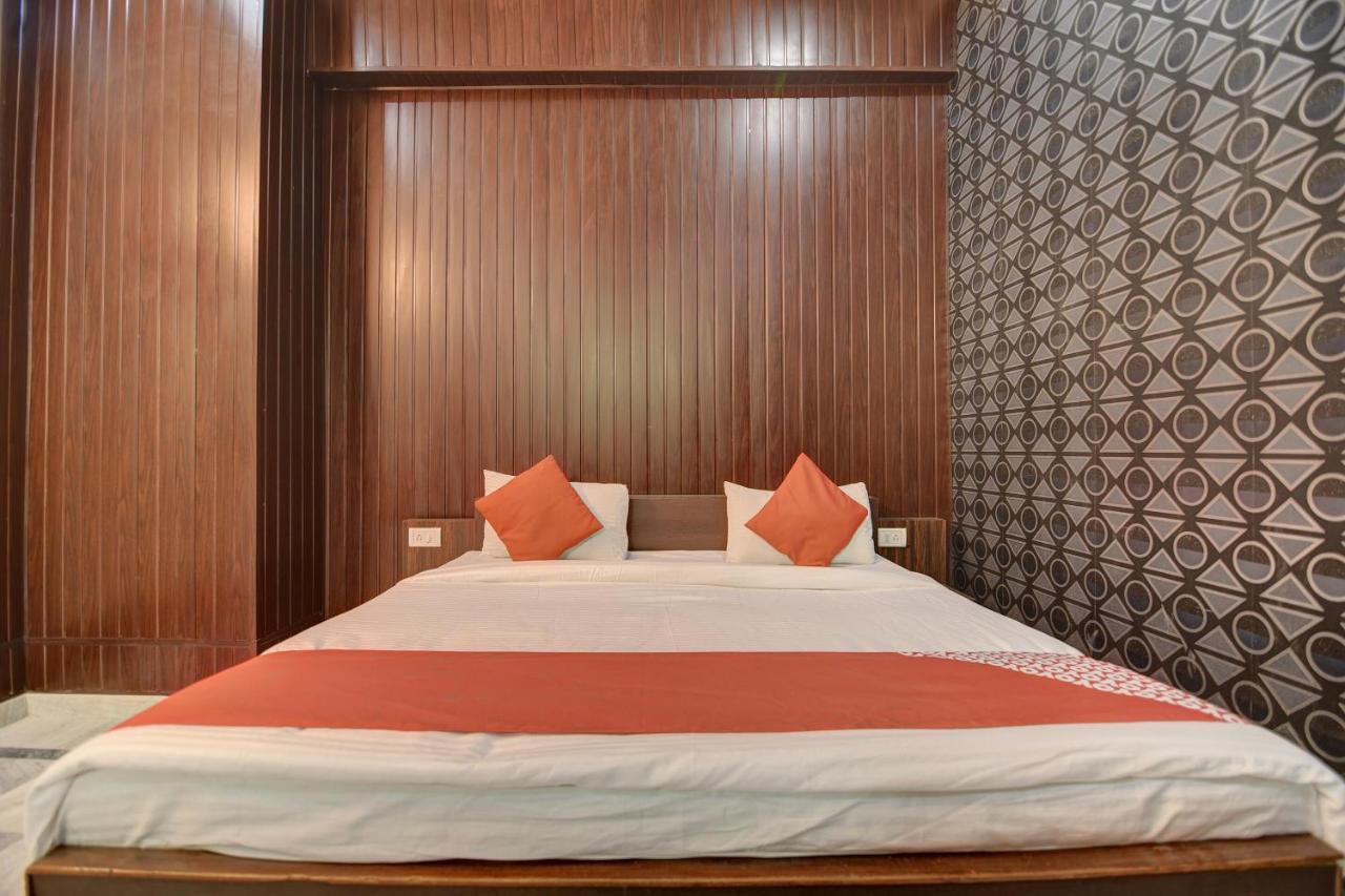Oyo 19533 D Nest Lucknow