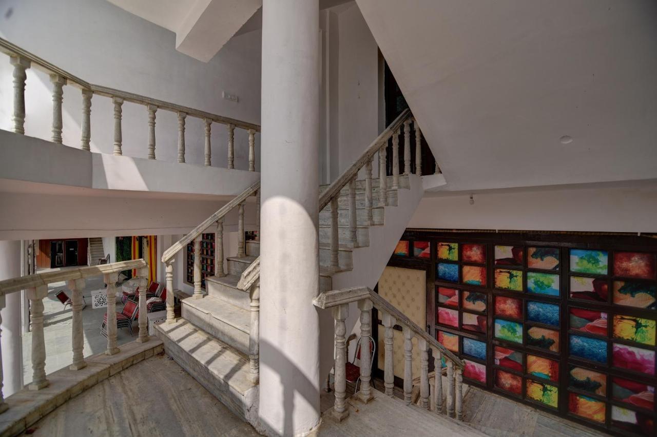 Oyo 19533 D Nest 3* Lucknow