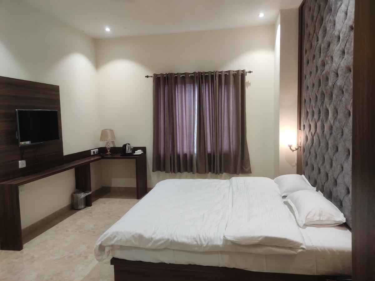 Antares By Rajlaxmi Hotel 3*