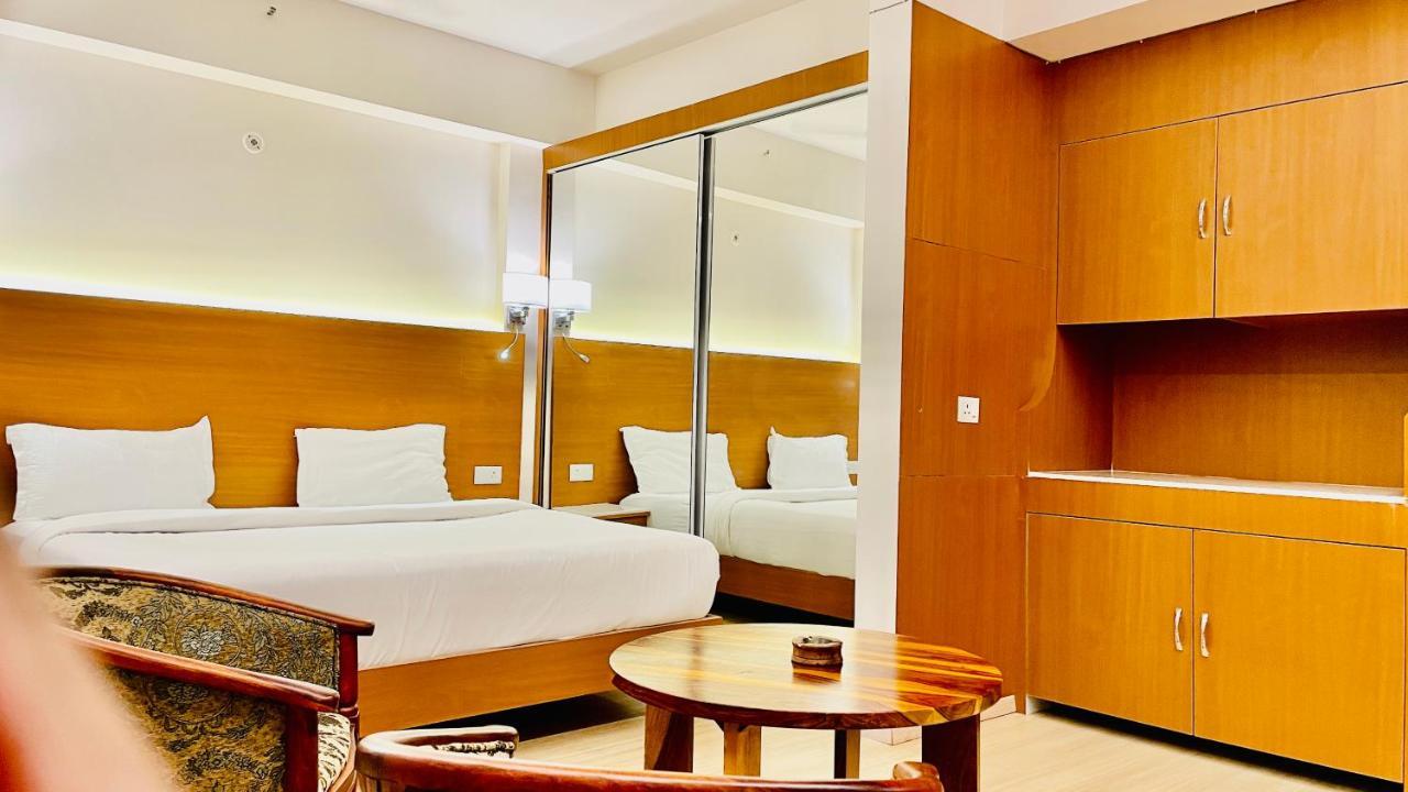 Neel Skye - Couple Friendly - Dlf My Pad, Gomtinagar ,