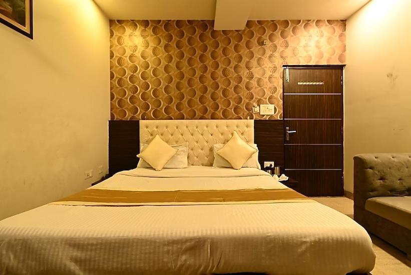 I.p. Palace 2* Lucknow