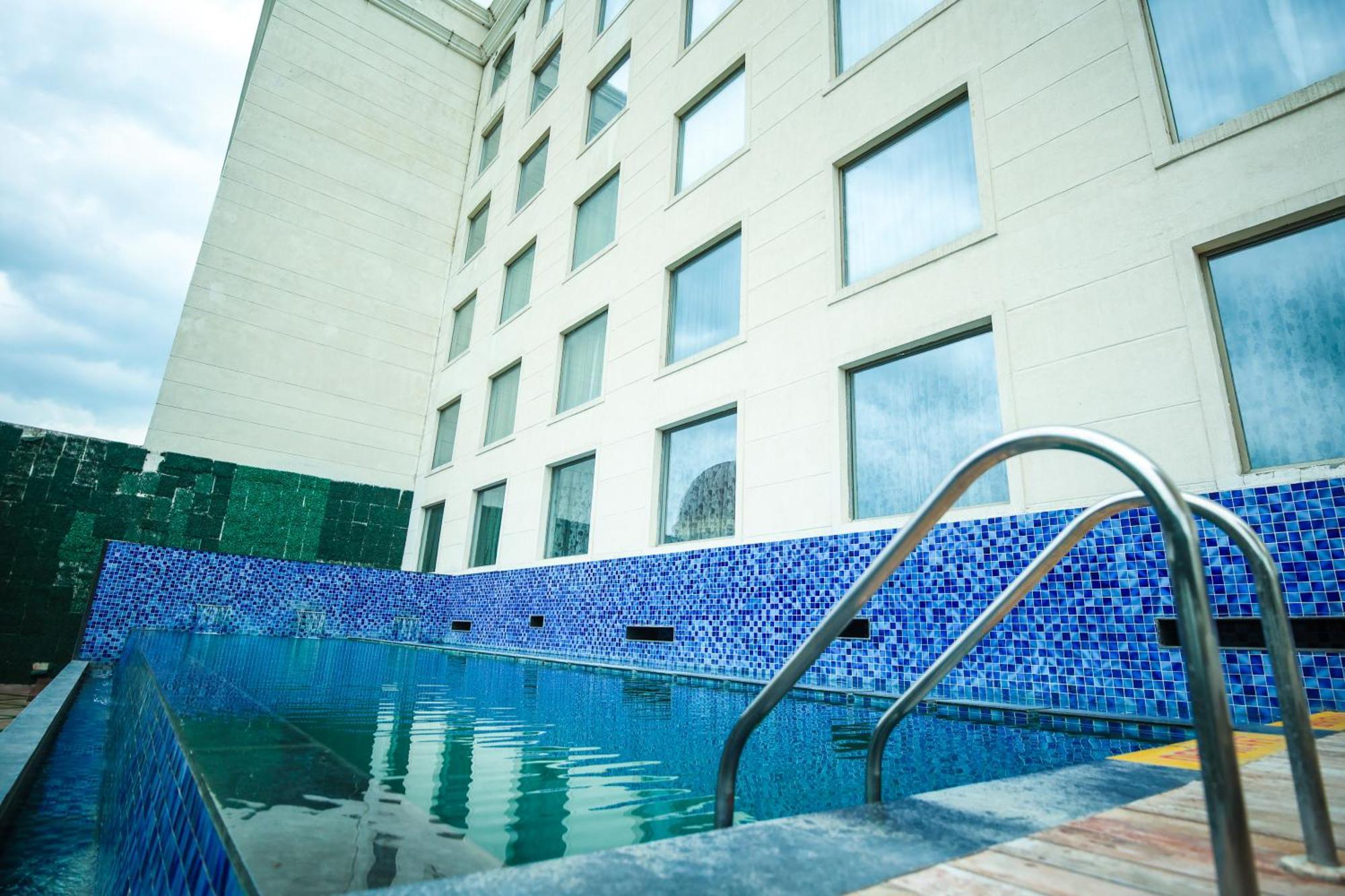 Ramada Plaza By Wyndham Hotel Lucknow