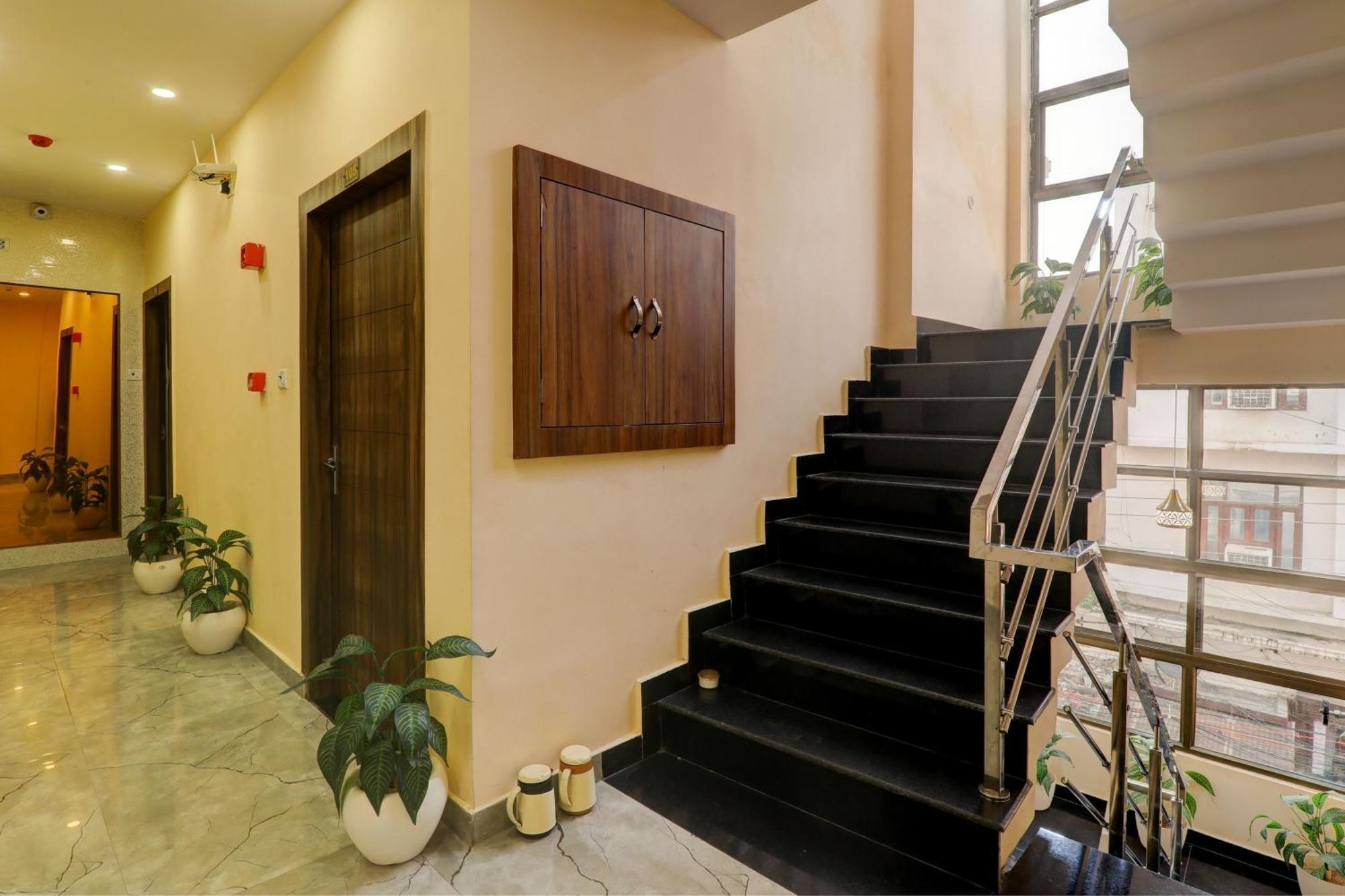 Hotel Super Oyo Flagship Crystal Lucknow
