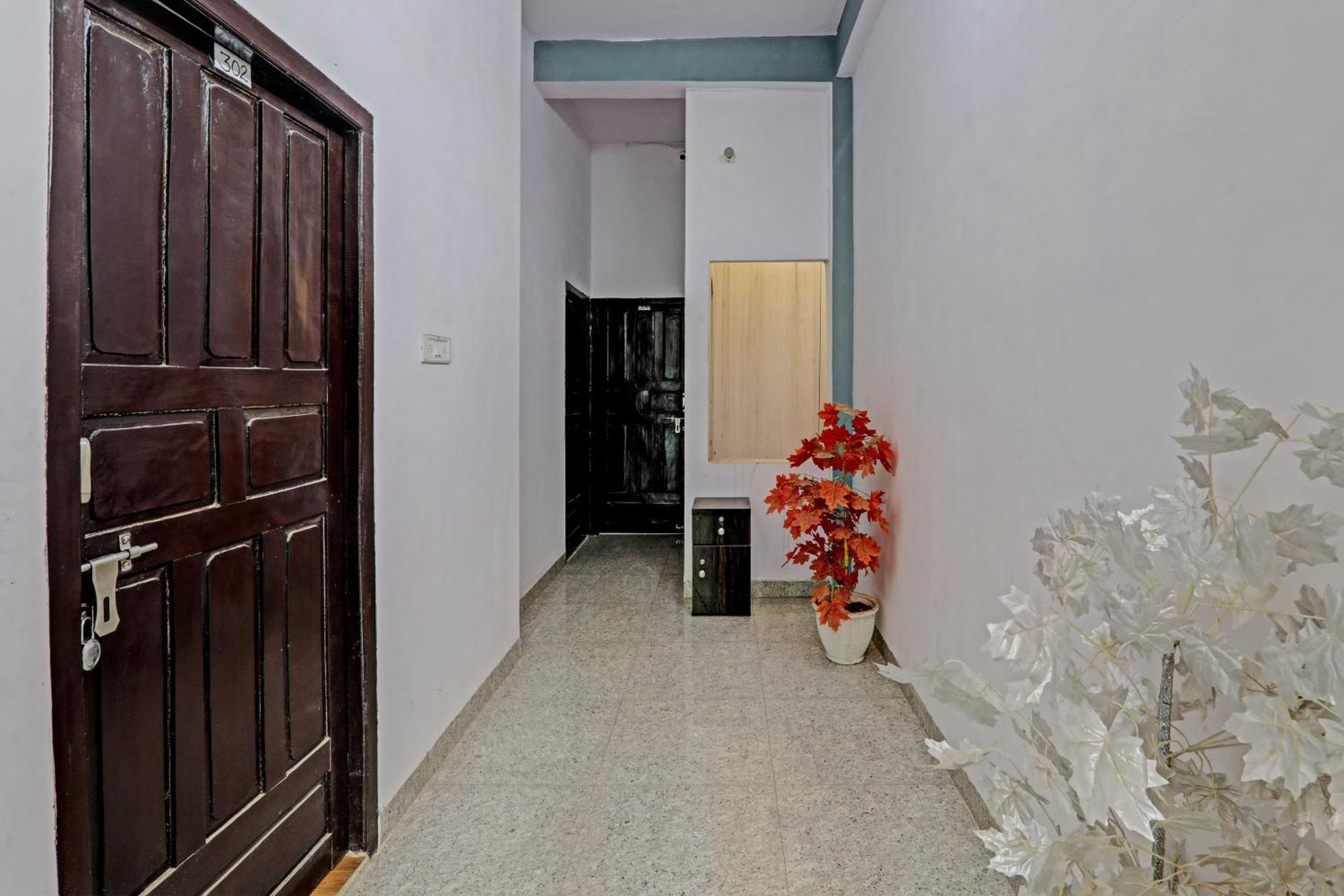 Oyo Crown Hotel 3*