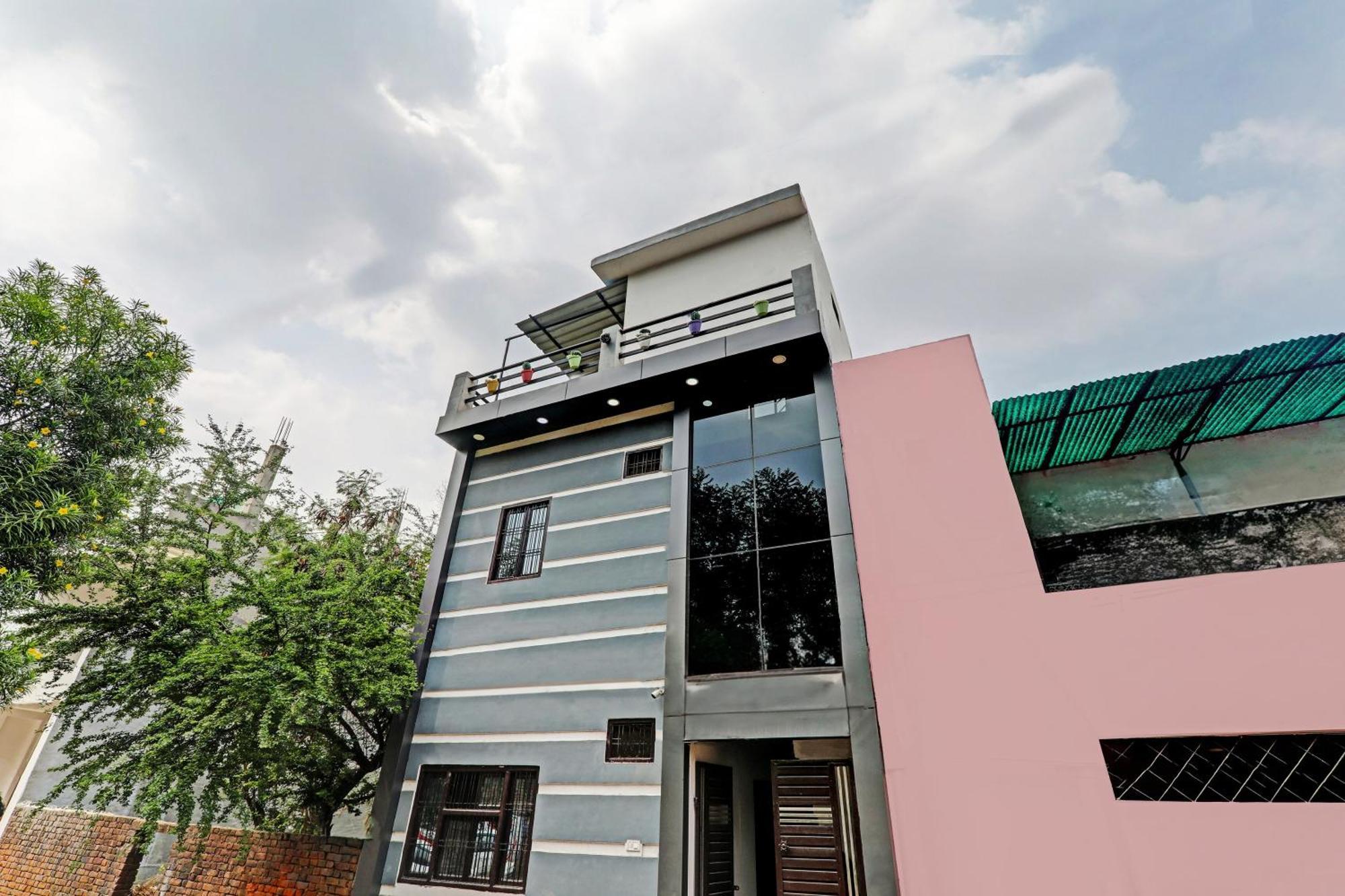 Oyo Crown Hotel