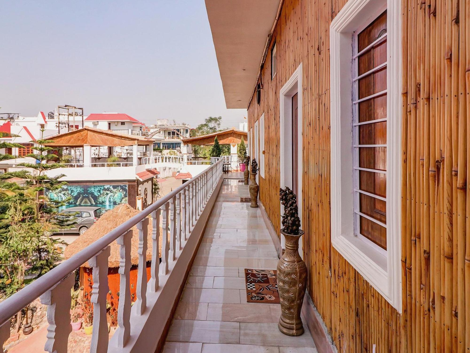 Oyo Shanti Kuti Near Gomti Riverfront Park