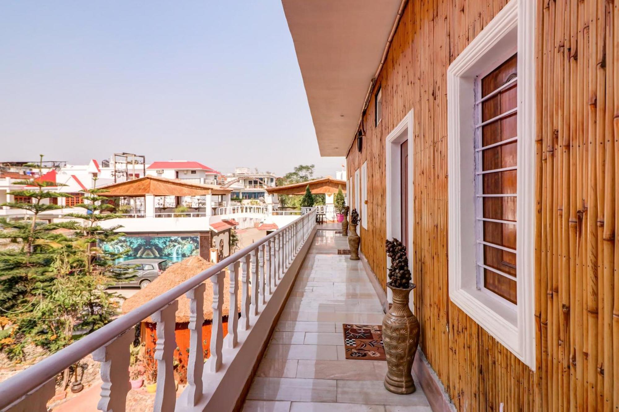 Oyo Shanti Kuti Near Gomti Riverfront Park Hotel 3*