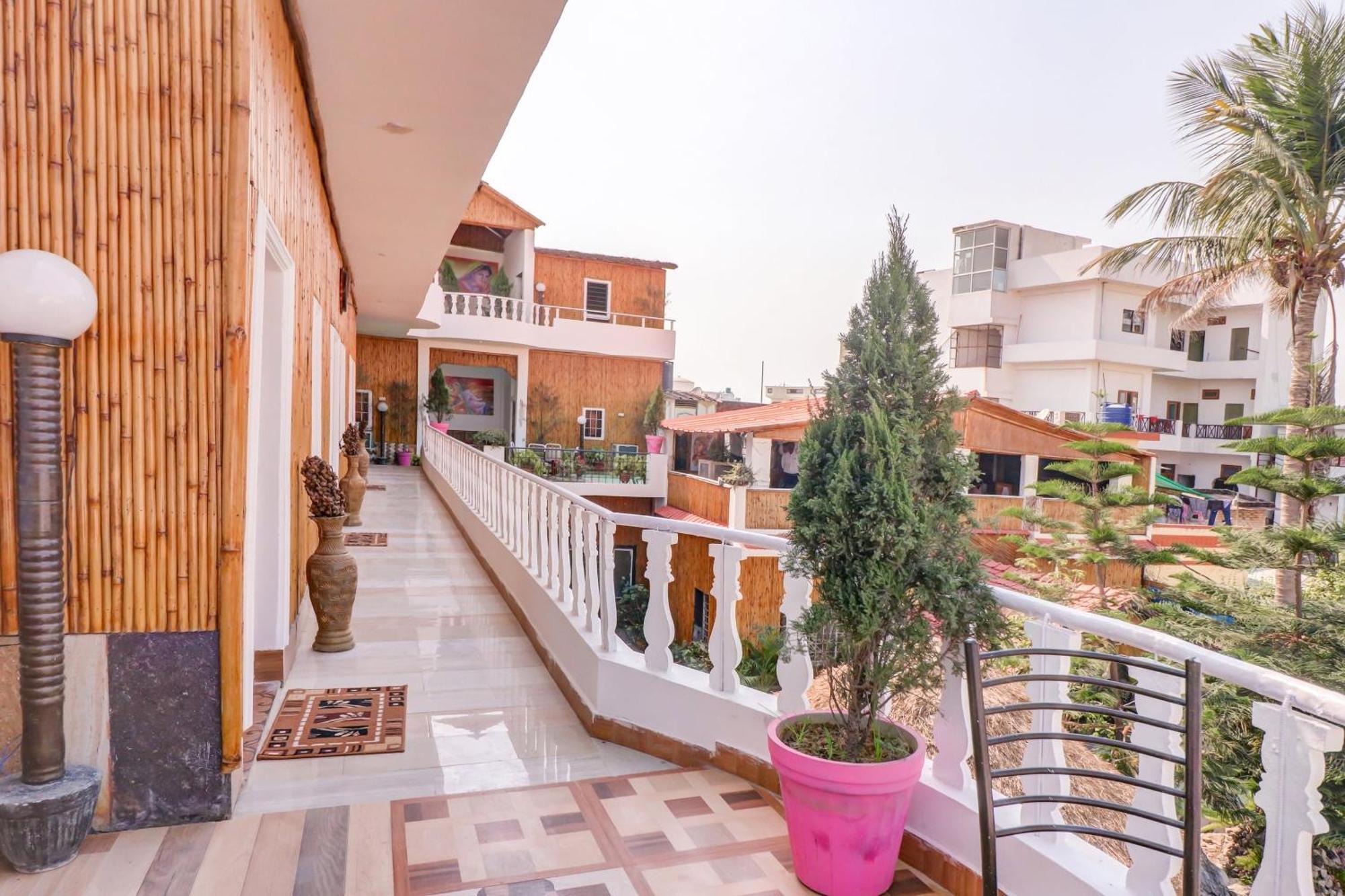 Oyo Shanti Kuti Near Gomti Riverfront Park Hotel 3*