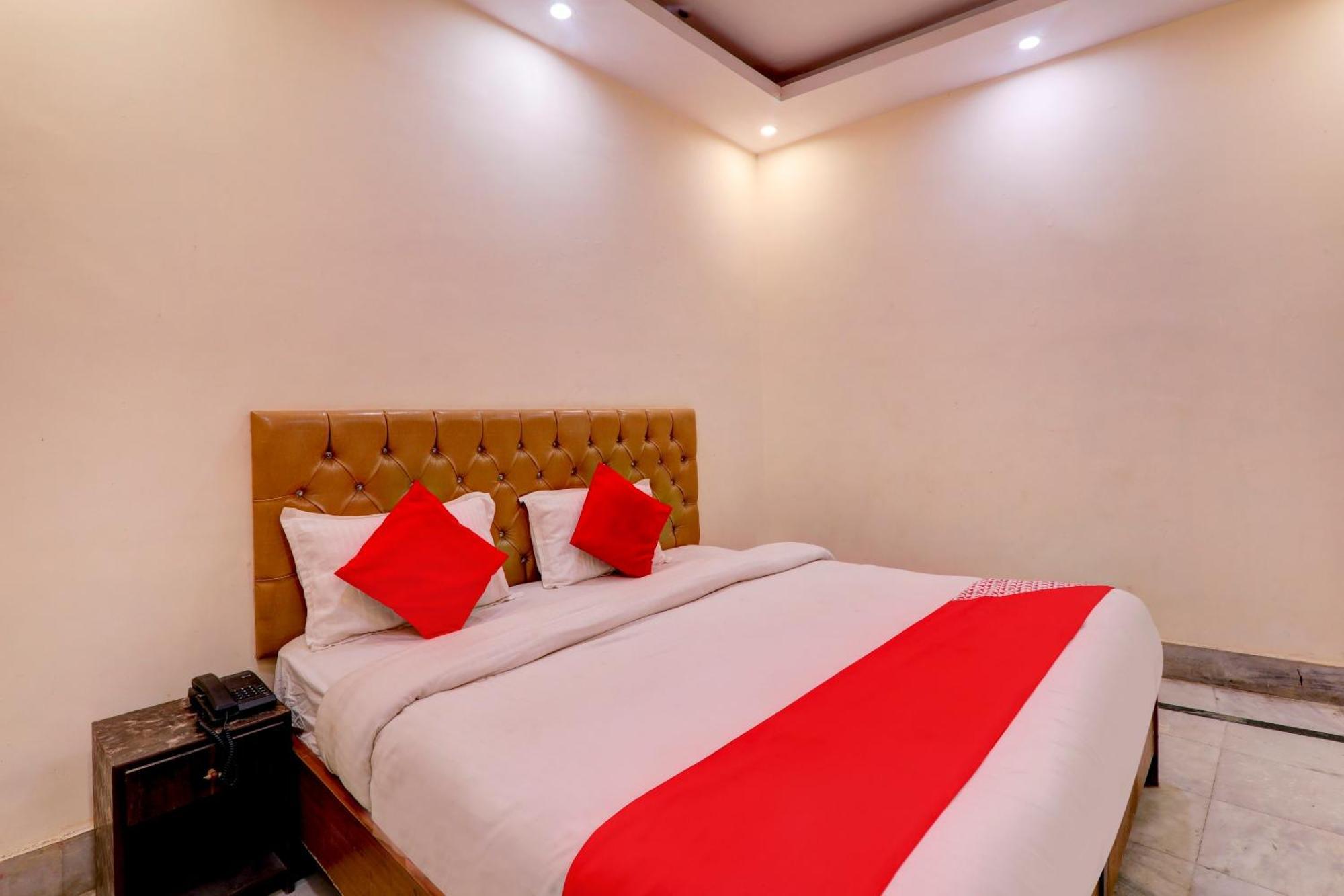O Moon Palace Near Sahara Ganj Mall Hotel 3*