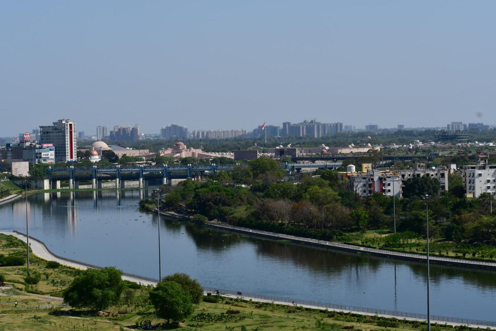 Riverfront Penthouse With Spacious Terrace *
