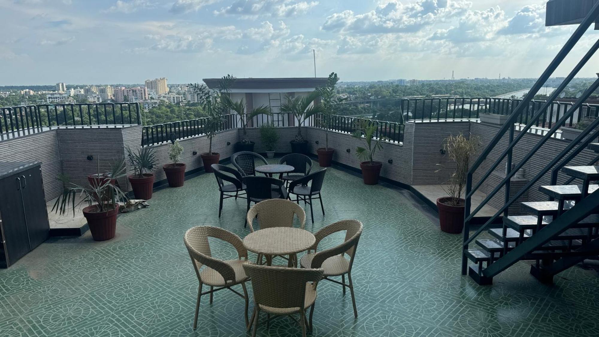 Riverfront Penthouse With Spacious Terrace *