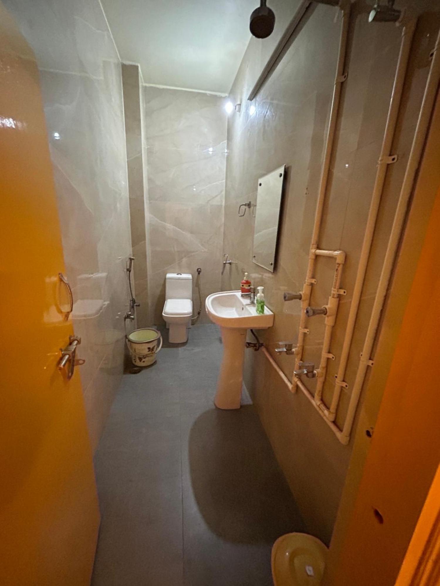 The Yellow House - Couple's Getaway In Gomti Nagar- 1 Bhk Holiday home Lucknow