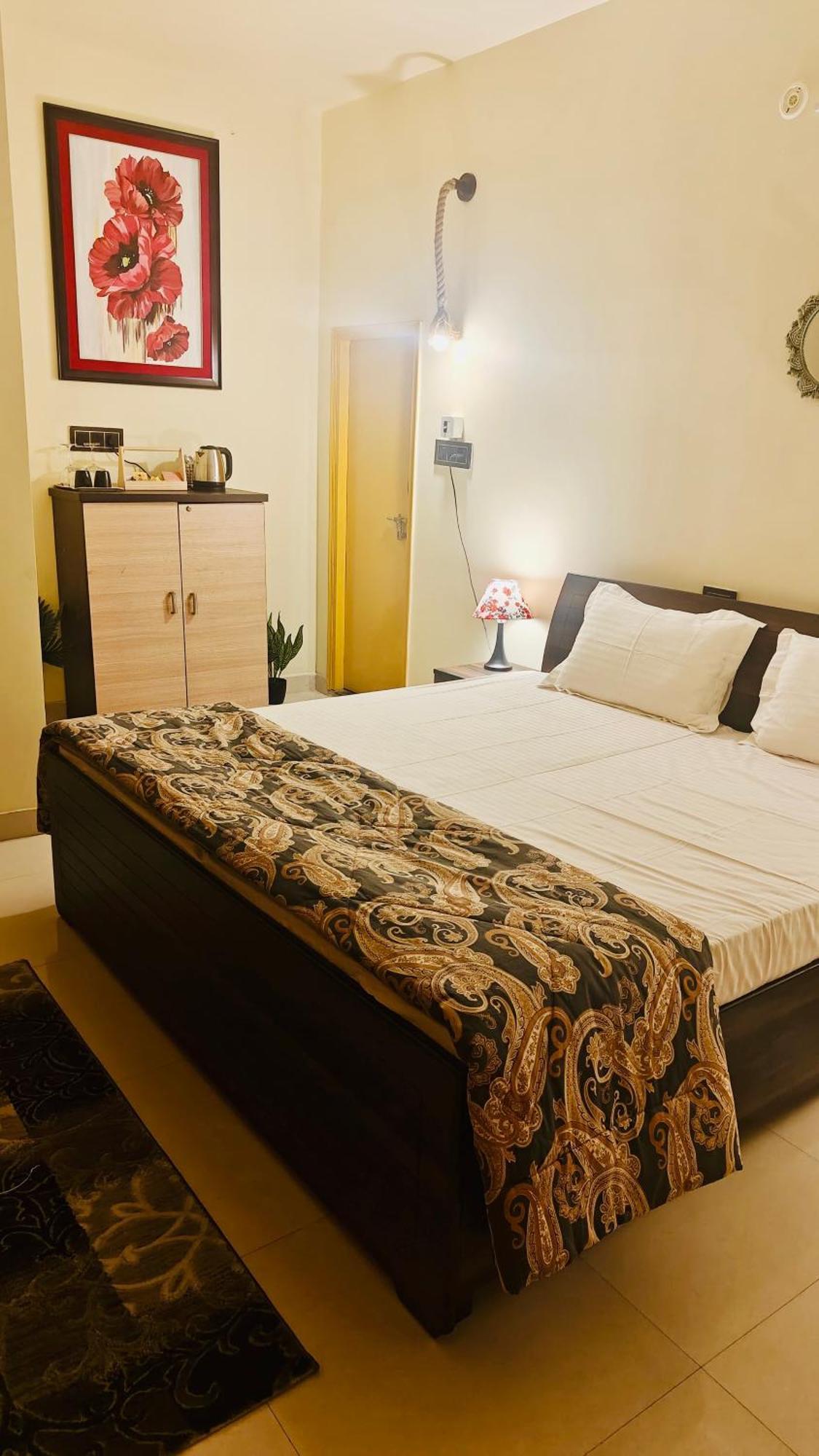 The Yellow House - Couple's Getaway In Gomti Nagar- 1 Bhk * Lucknow
