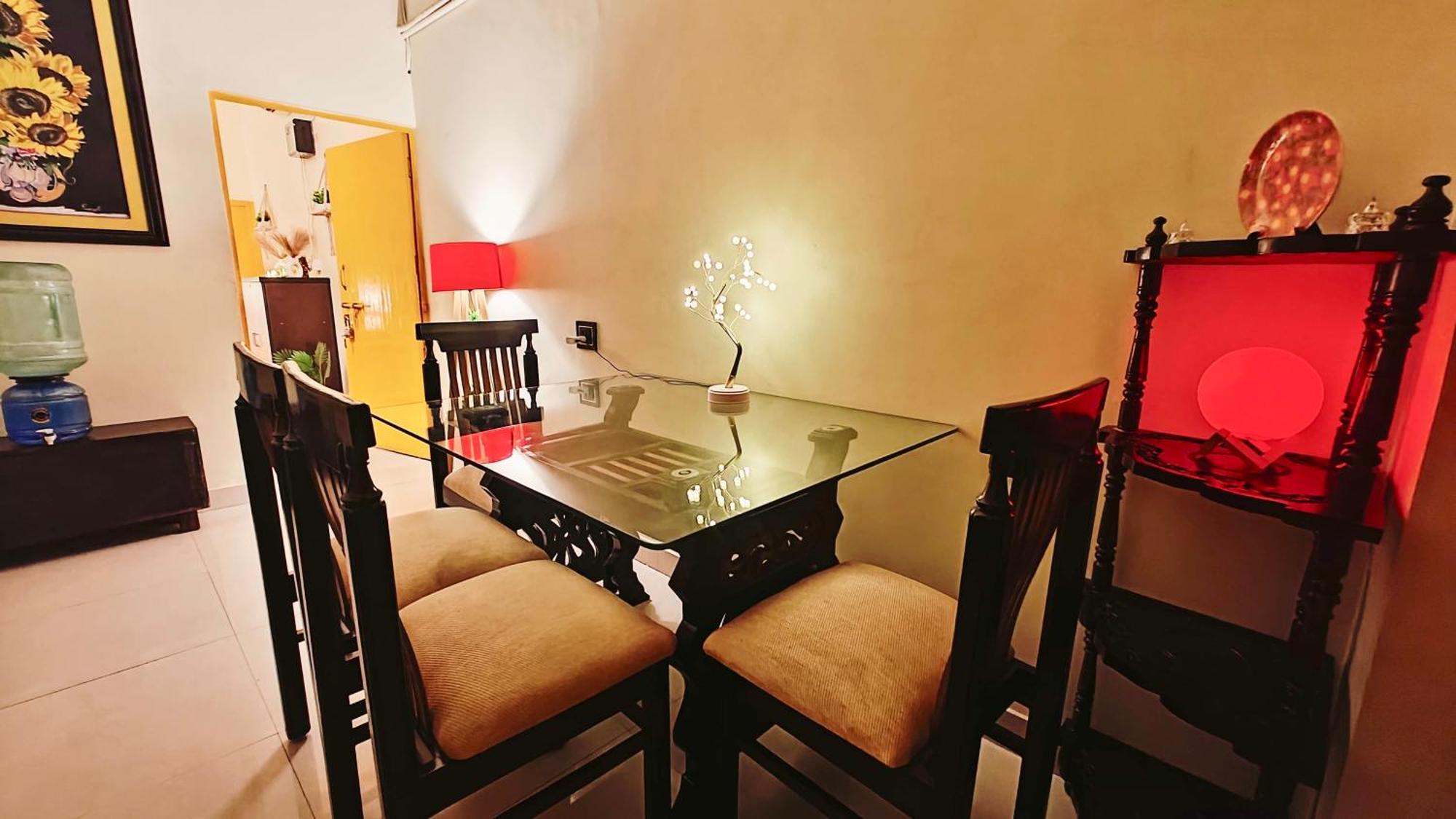 The Yellow House - Couple's Getaway In Gomti Nagar- 1 Bhk