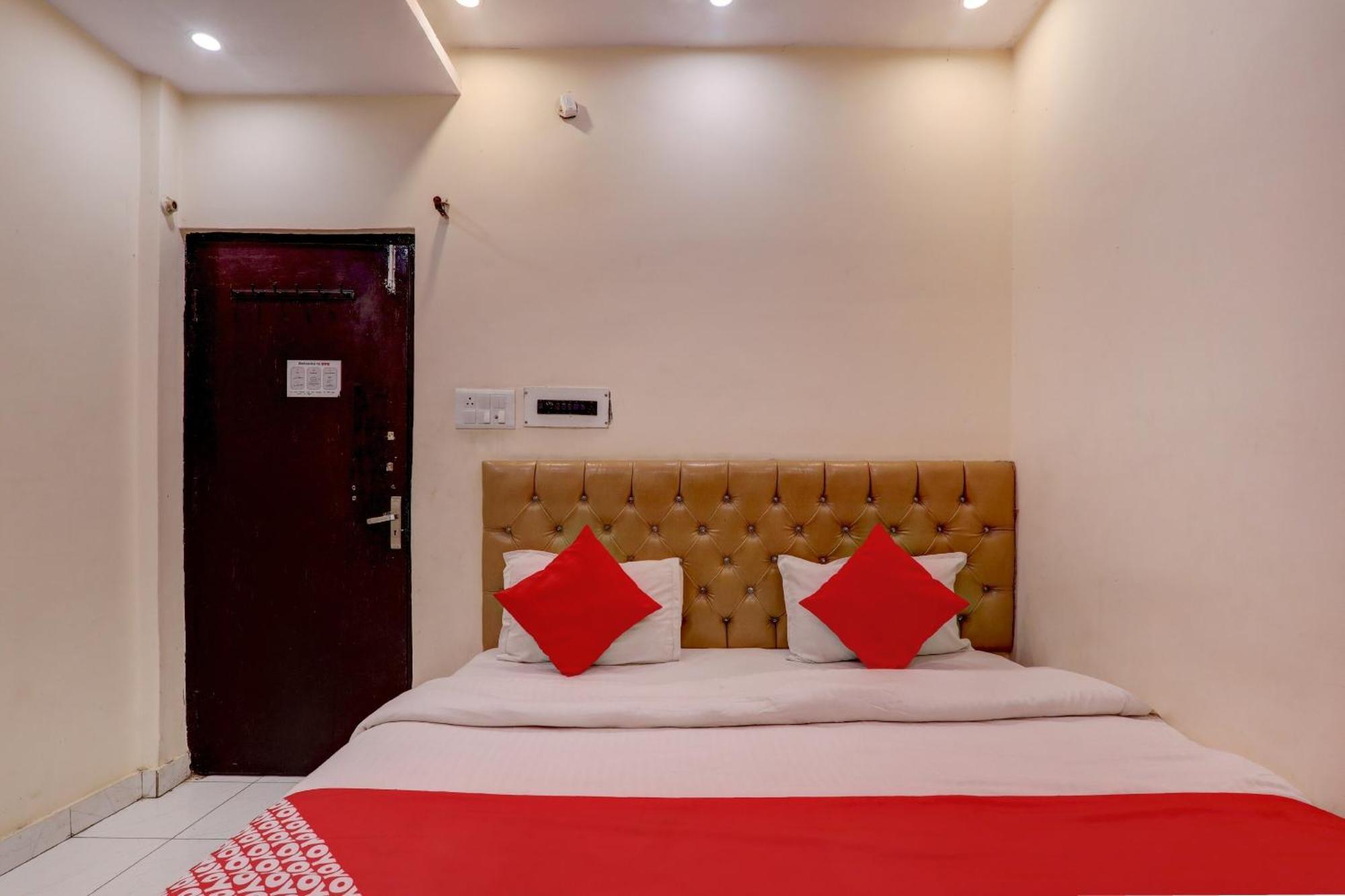 O Moon Palace Near Sahara Ganj Mall Hotel 3*