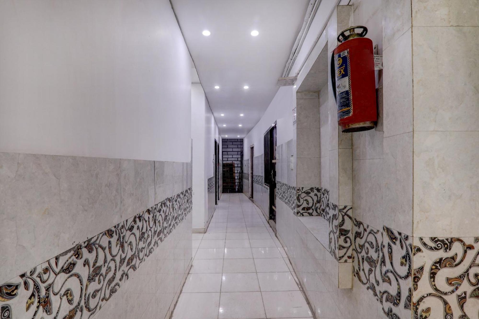 O Moon Palace Near Sahara Ganj Mall 3*