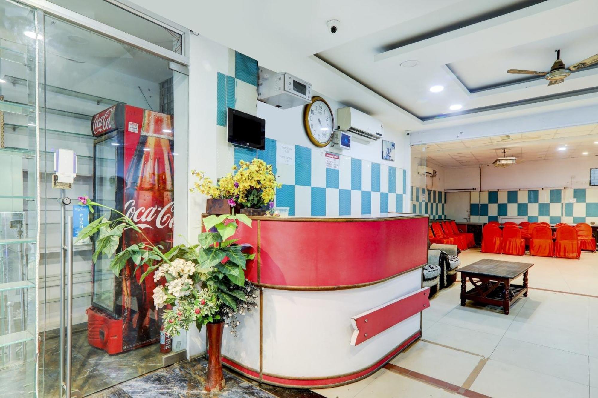O Moon Palace Near Sahara Ganj Mall 3*