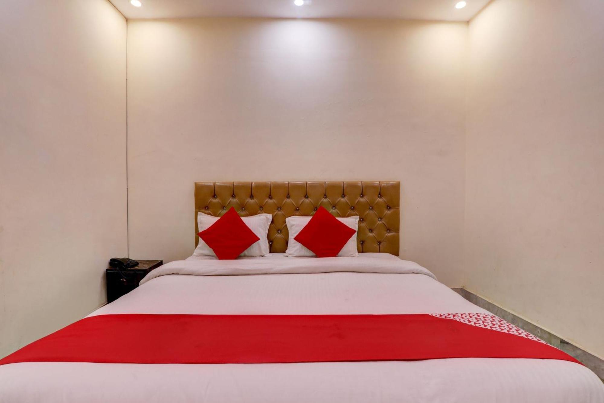 Hotel O Moon Palace Near Sahara Ganj Mall 3*