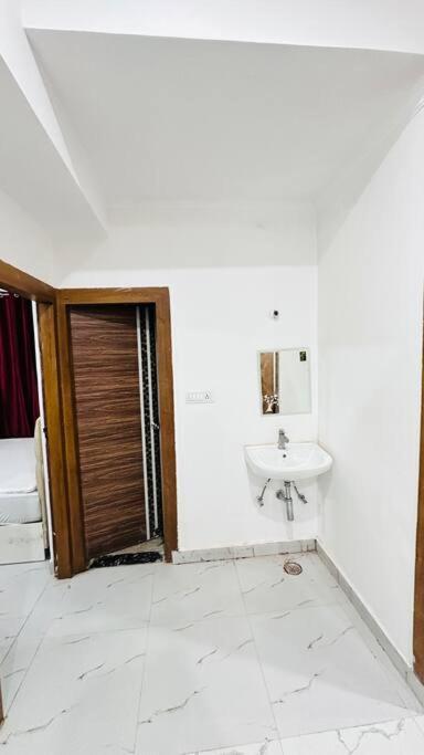 Apartment Calm N Chaos By Sk Lucknow