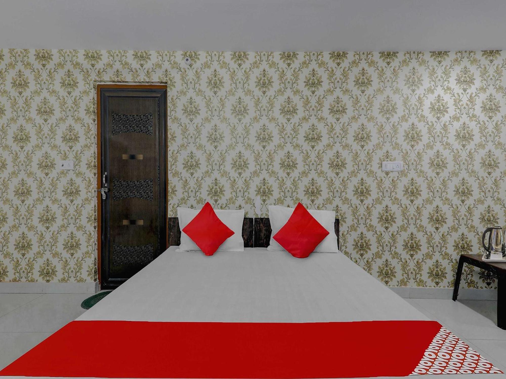 Hotel O Ck Near Chaudhary Charan Singh International Airport 3*