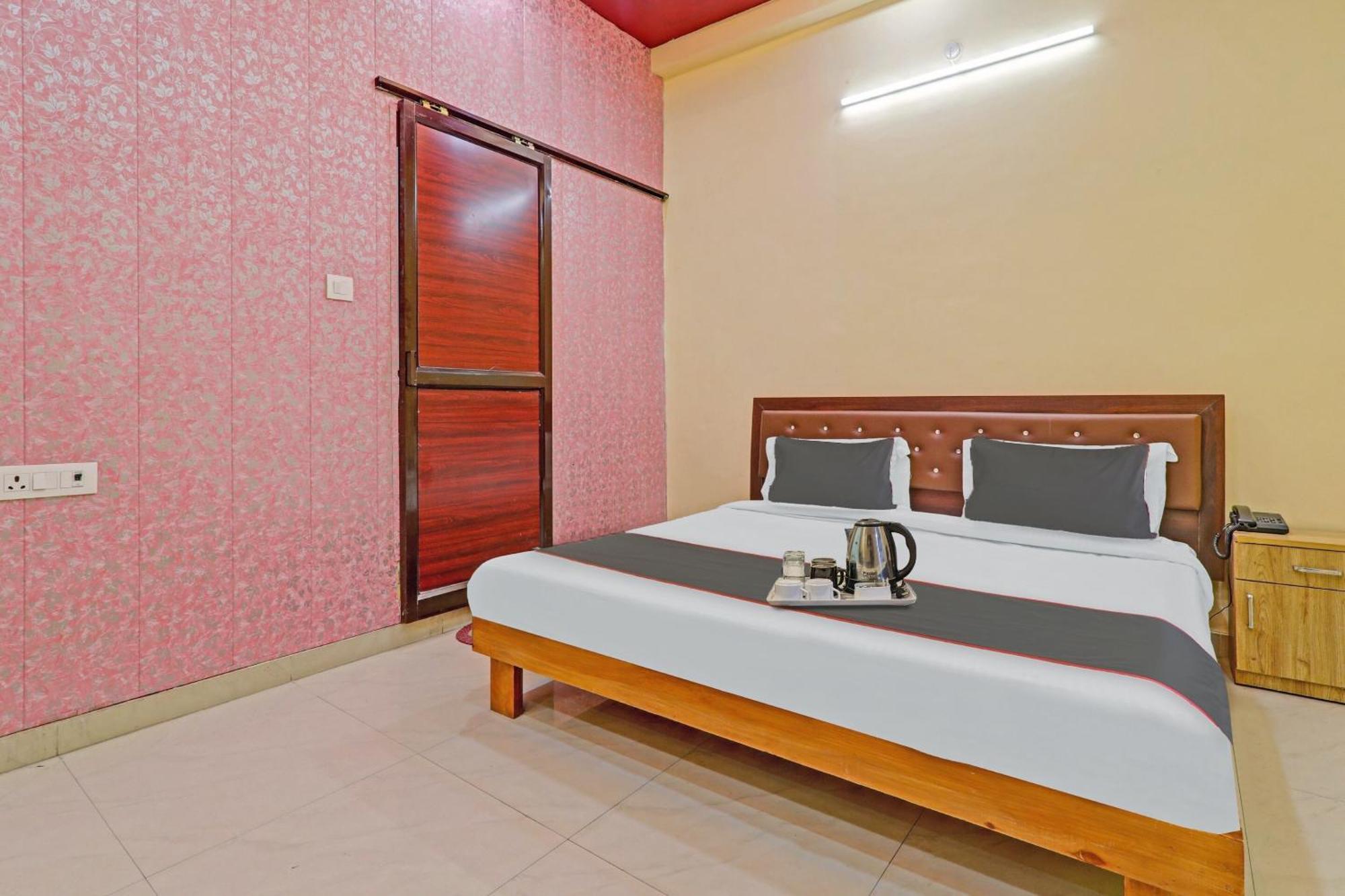 Capital O Phenix Elite Near Phoenix United Hotel 3*