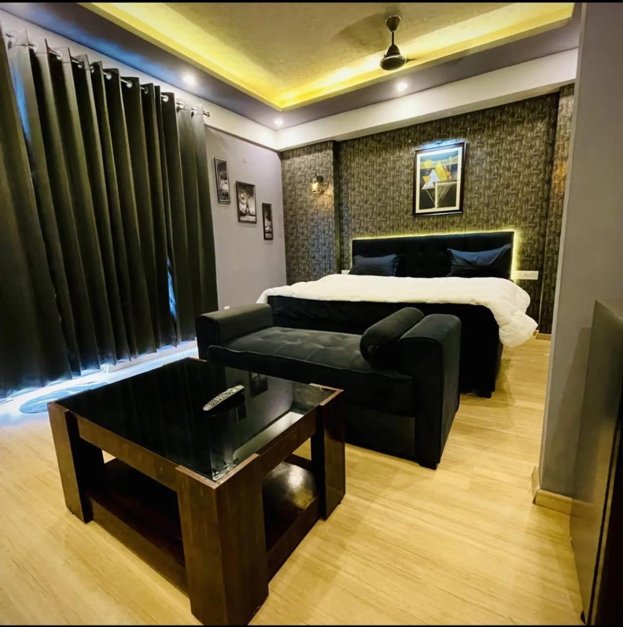 Dolphin & Manhattan Lucknow