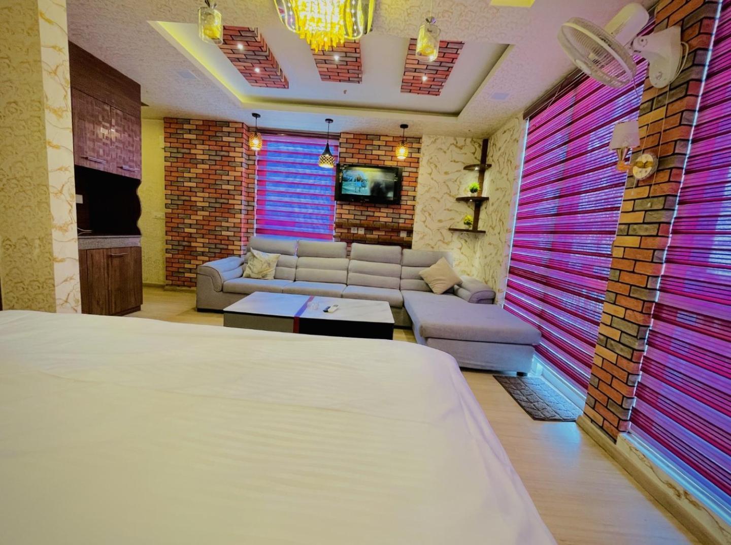 Dolphin & Manhattan Hotel 3*
