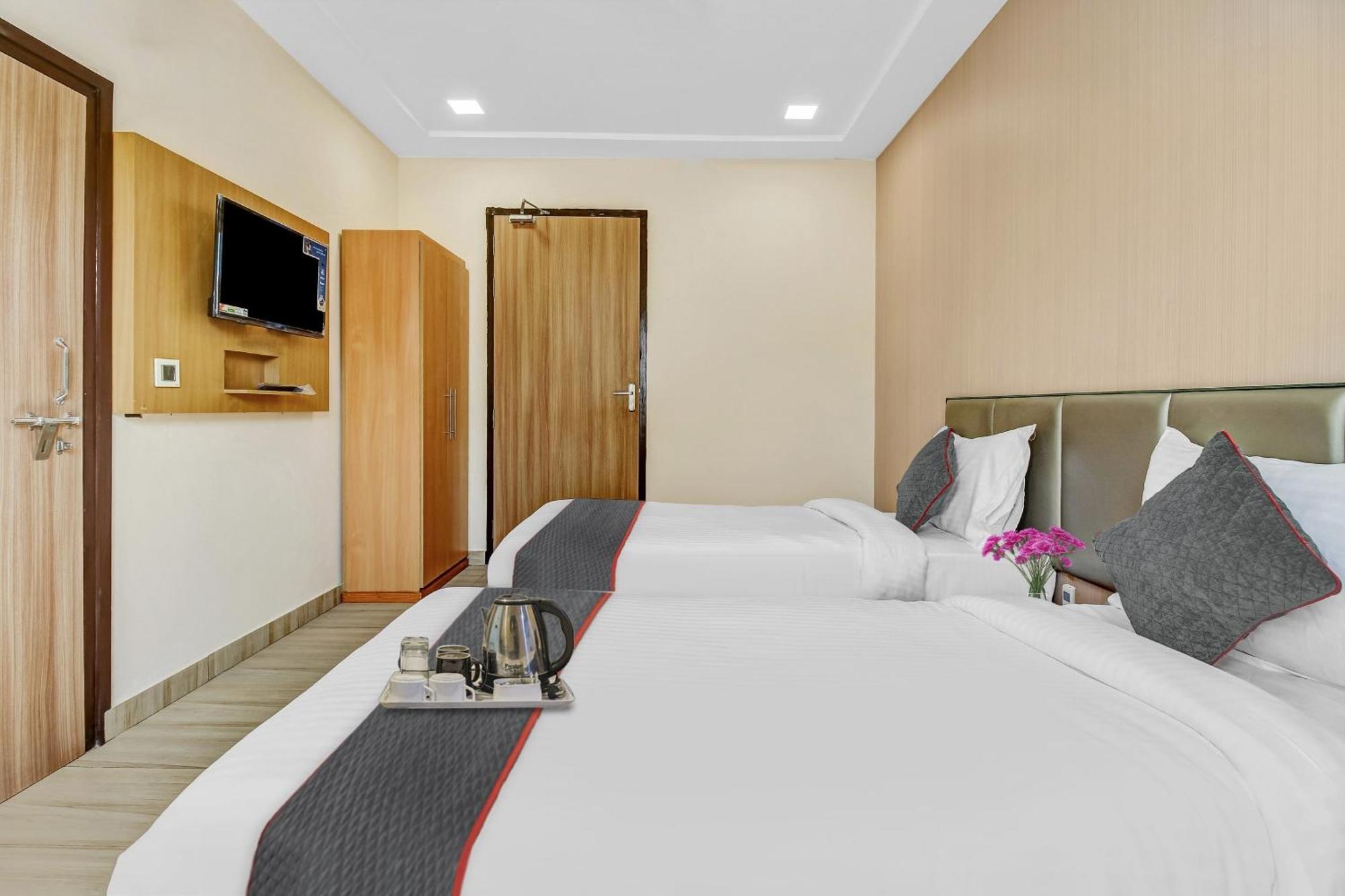 Super Townhouse Ekana Hotel