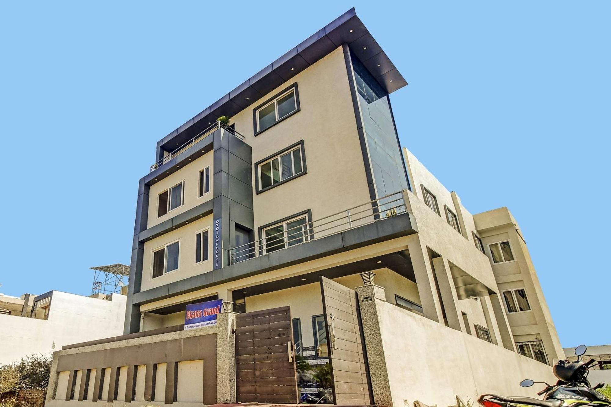 Super Townhouse Ekana 4*