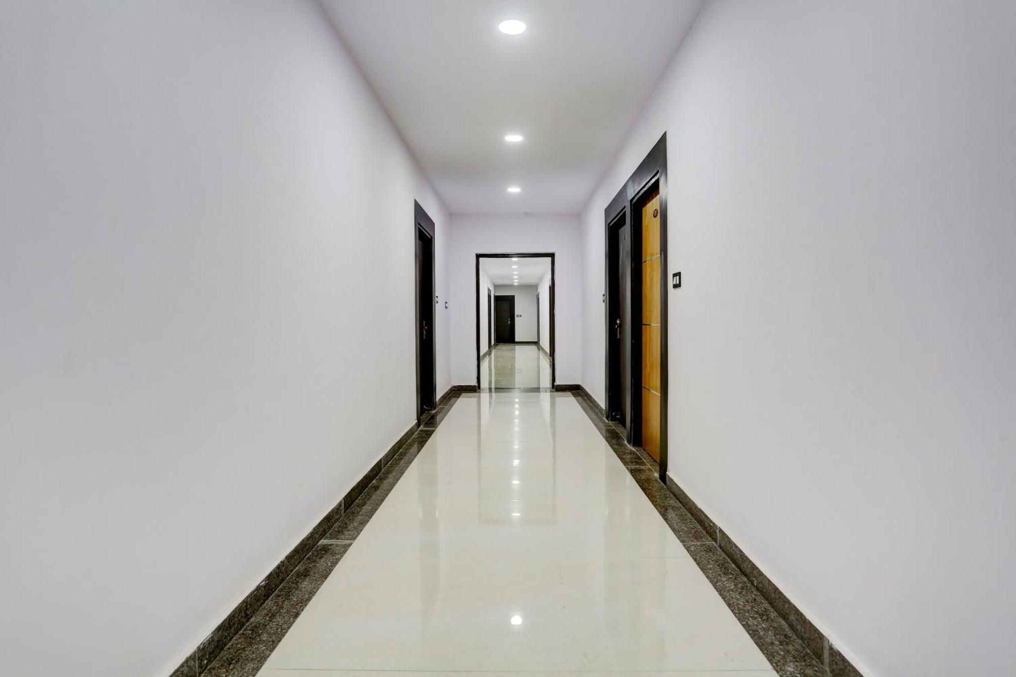 O Paras Hotel 3*