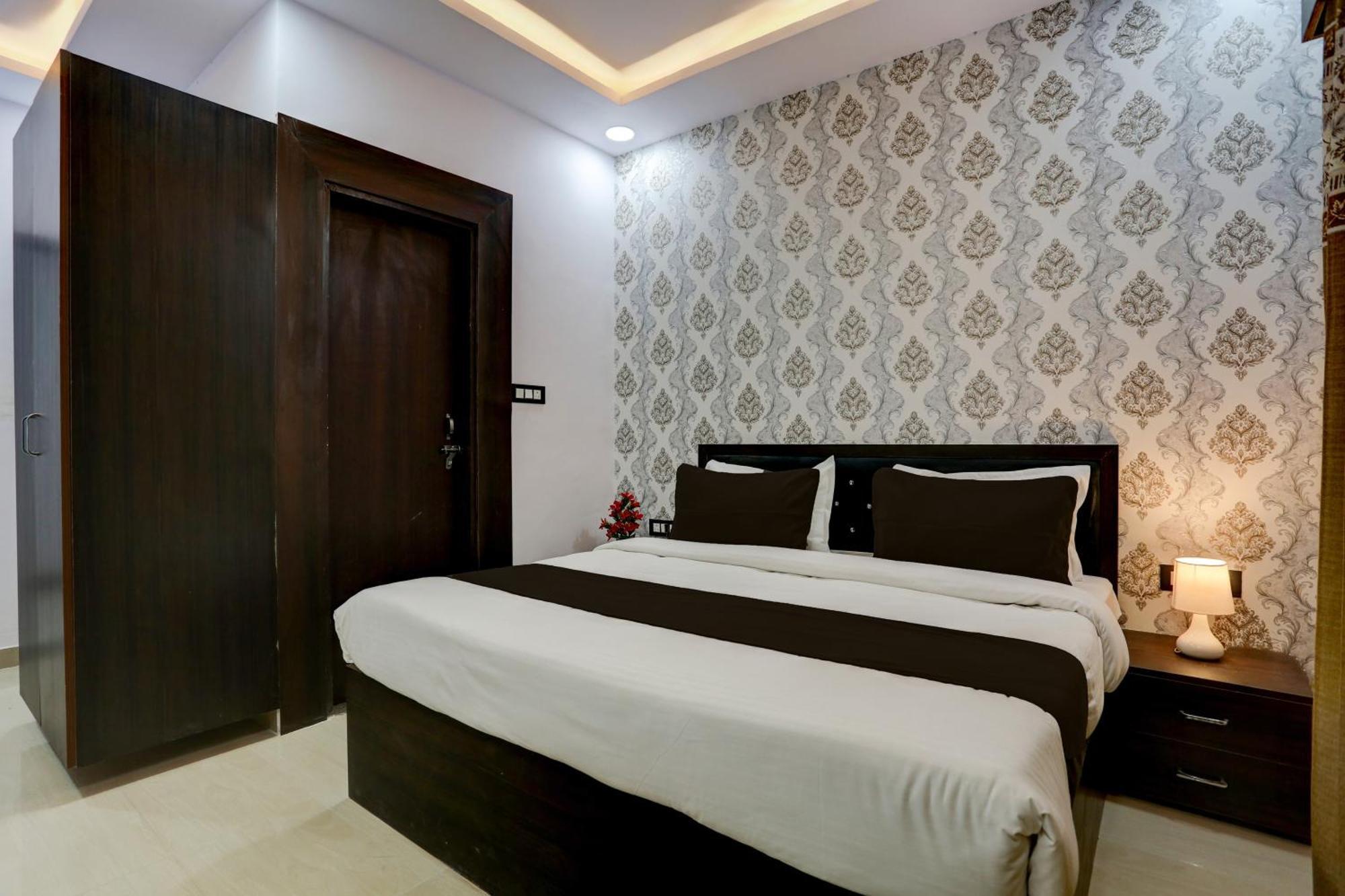 Hotel O Paras 3*