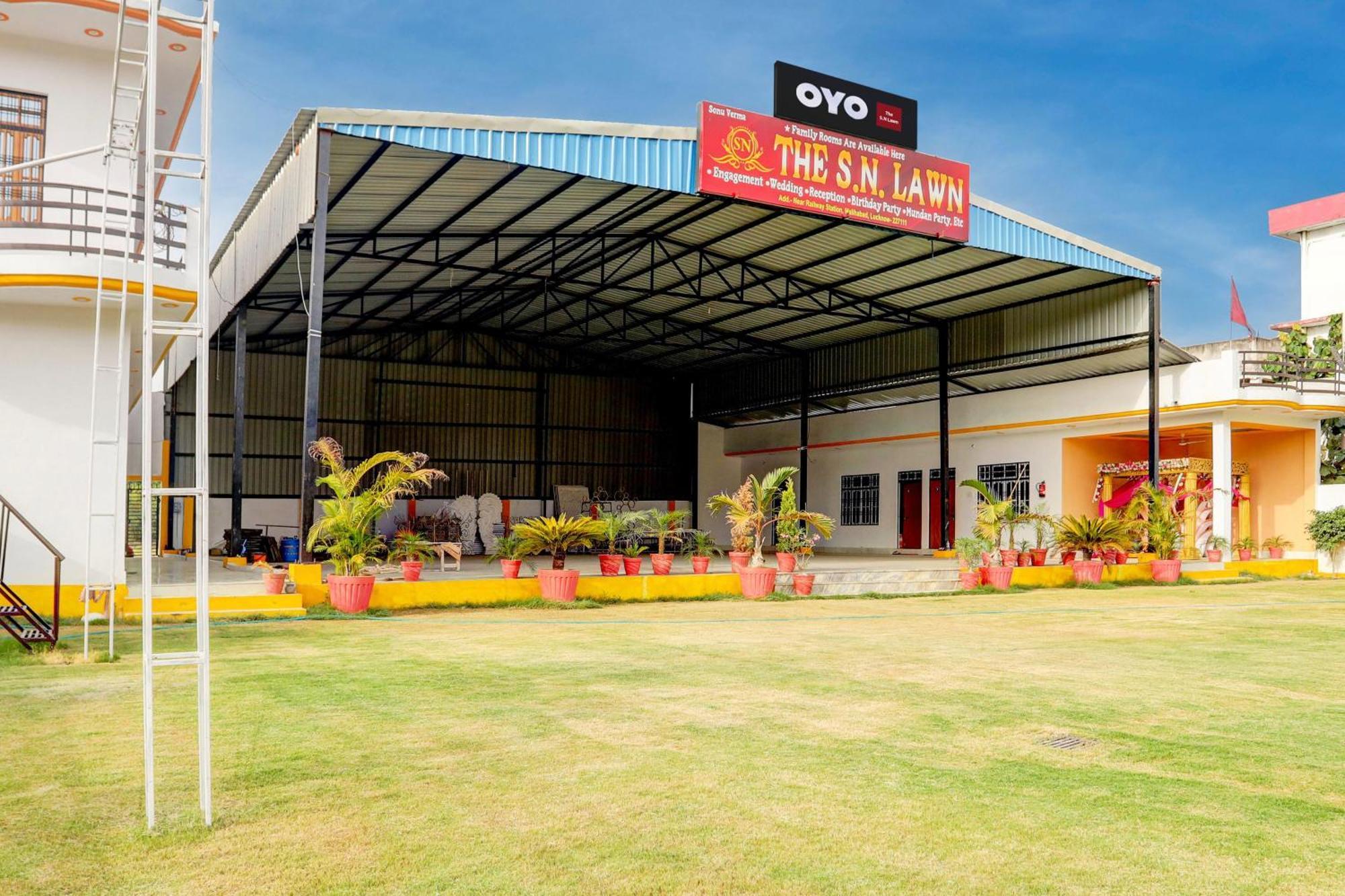 Spot On The Sn Lawn 3* Lucknow