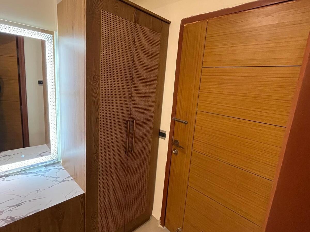 Apartment The Rajwada Palace Omaxe Hazratganj With Kitchen