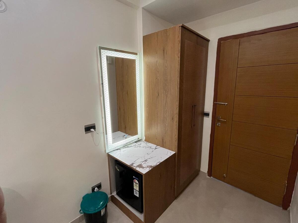 Apartment The Rajwada Palace Omaxe Hazratganj With Kitchen *