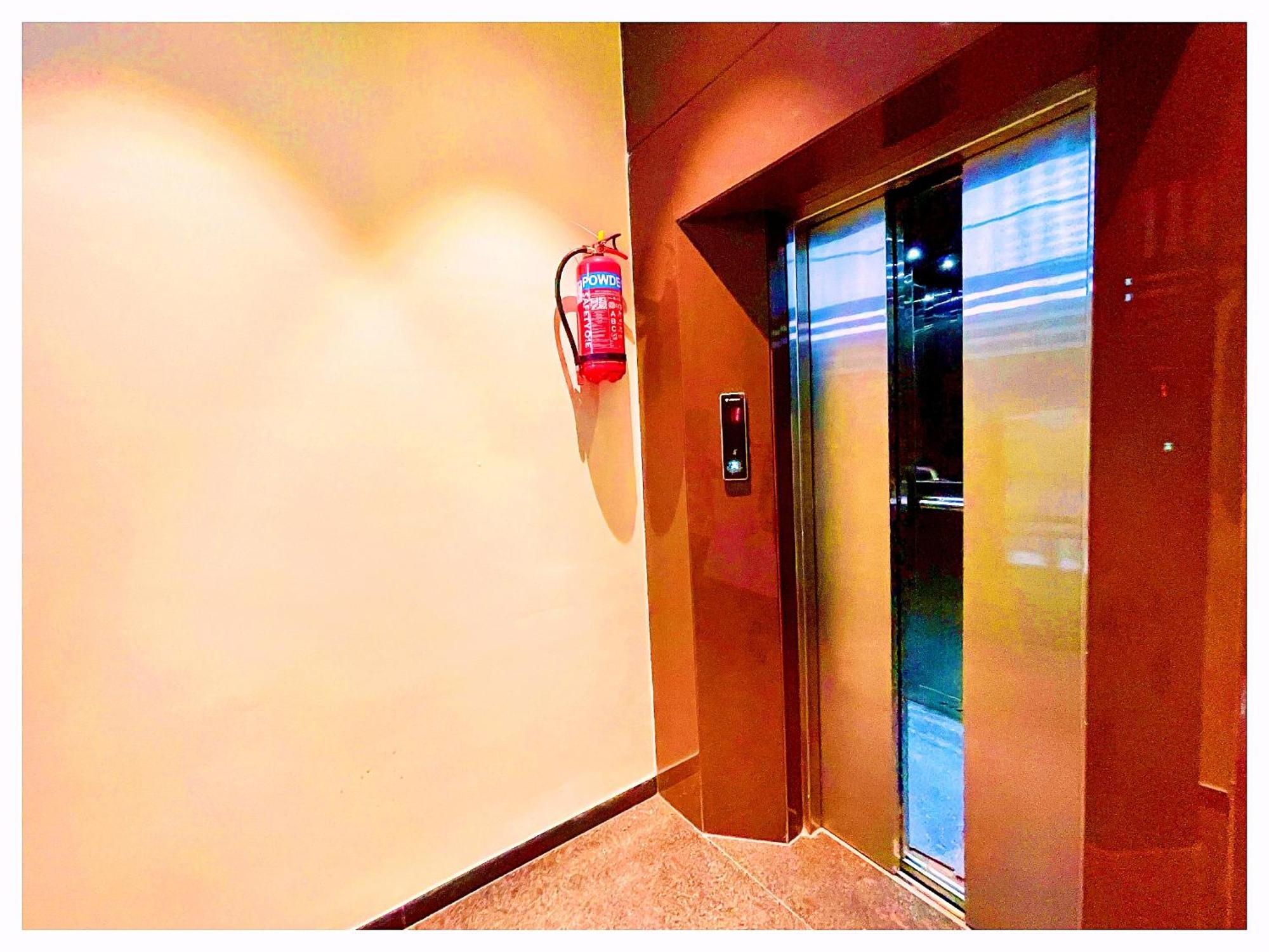 Premium S S- Near Chaudhary Charan Singh International Airport - A Premium Hotel Lucknow