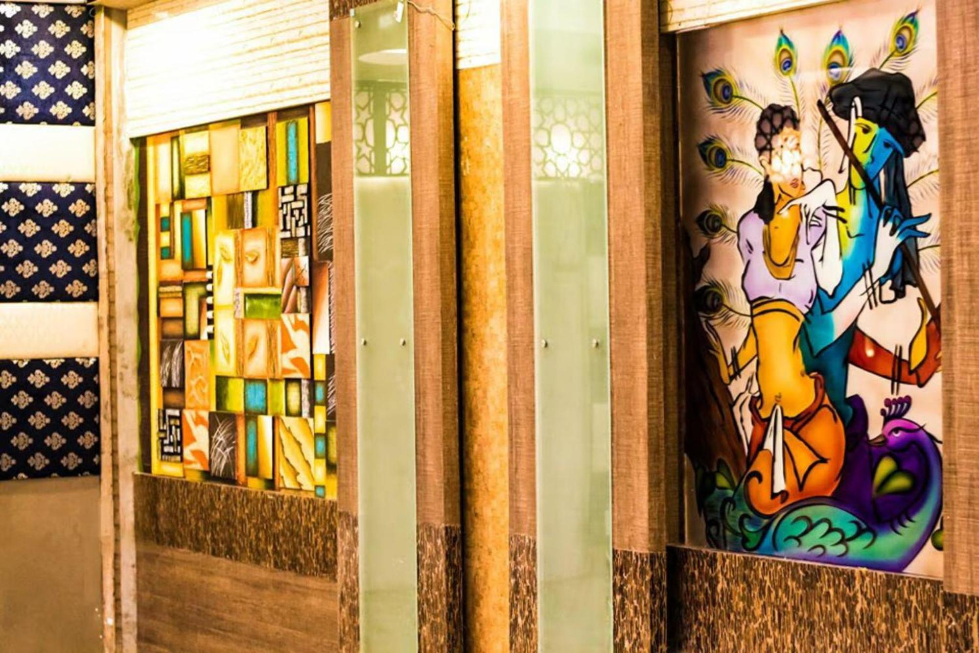 Hotel Luxuary Shanta Palace Near Temple And Charbagh Railway Station - A Luxuary
