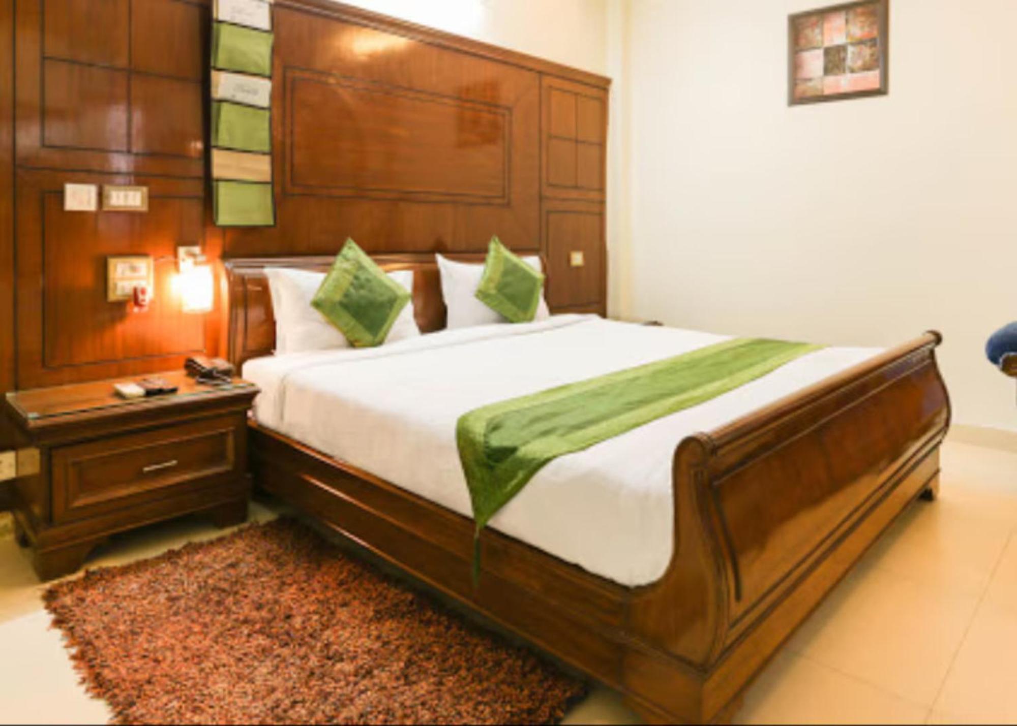 Hotel Luxuary Shanta Palace Near Temple And Charbagh Railway Station - A Luxuary 4*