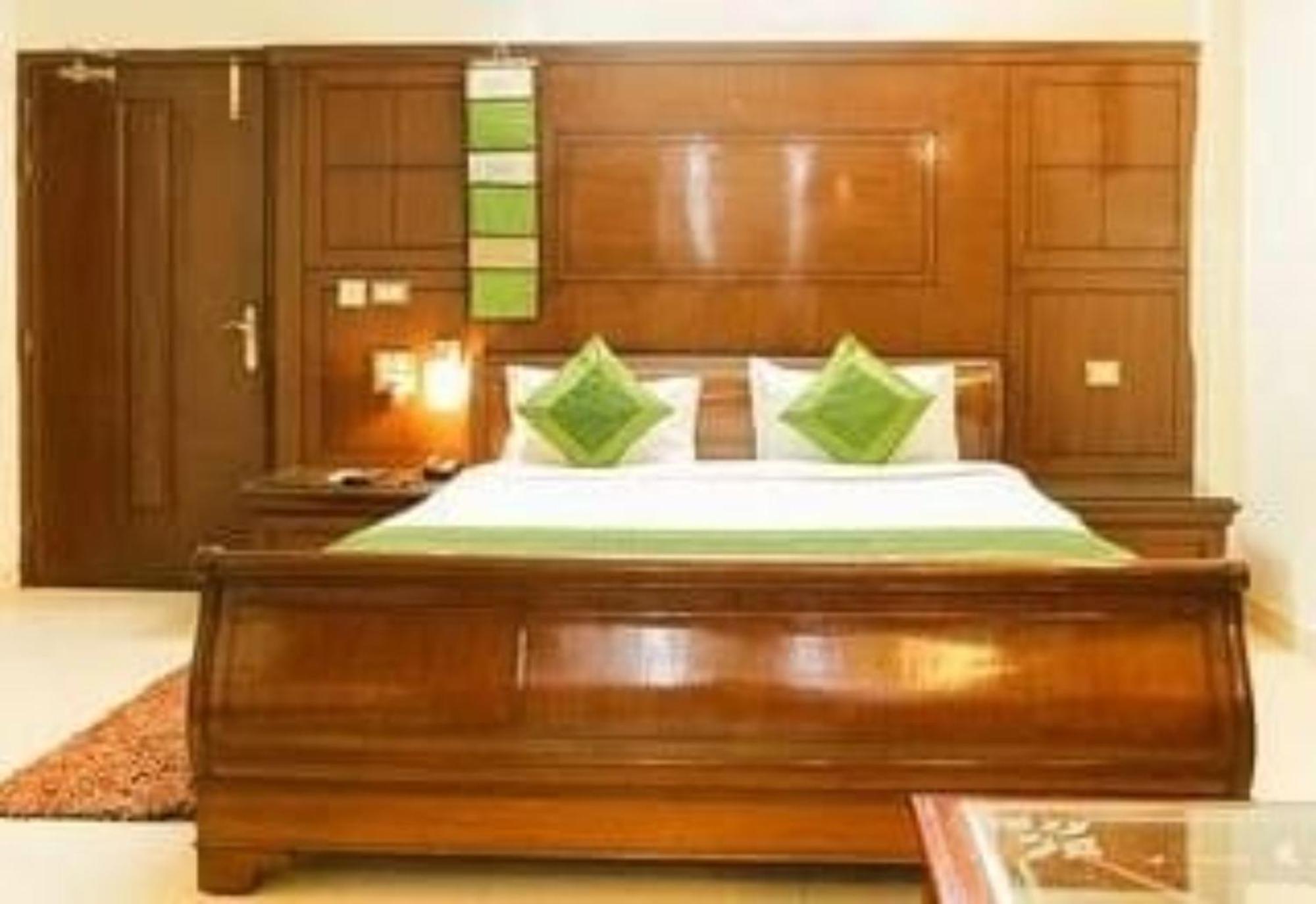 Luxuary Shanta Palace Near Temple And Charbagh Railway Station - A Luxuary 4*