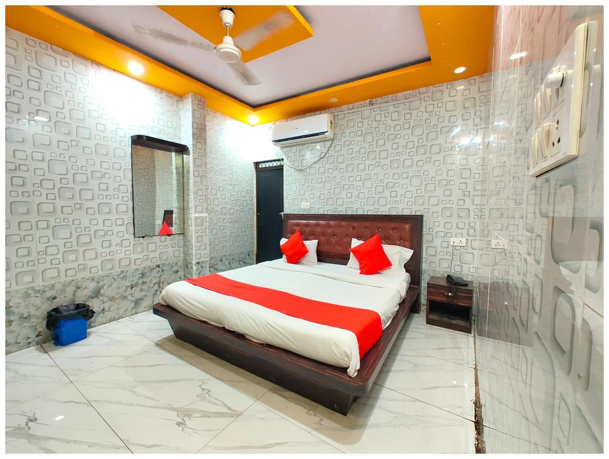 Hotel Hotel# Krishna Palace Near Railway Station -free Wi-fi And Parking Facilities - A Rated