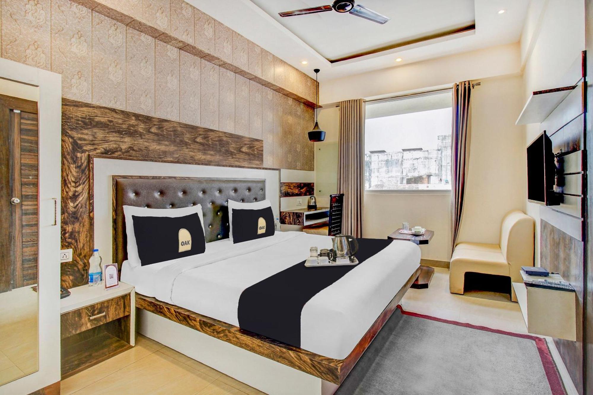 Super Townhouse Oak Hind Palace Near Gomti Riverfront Park 4*