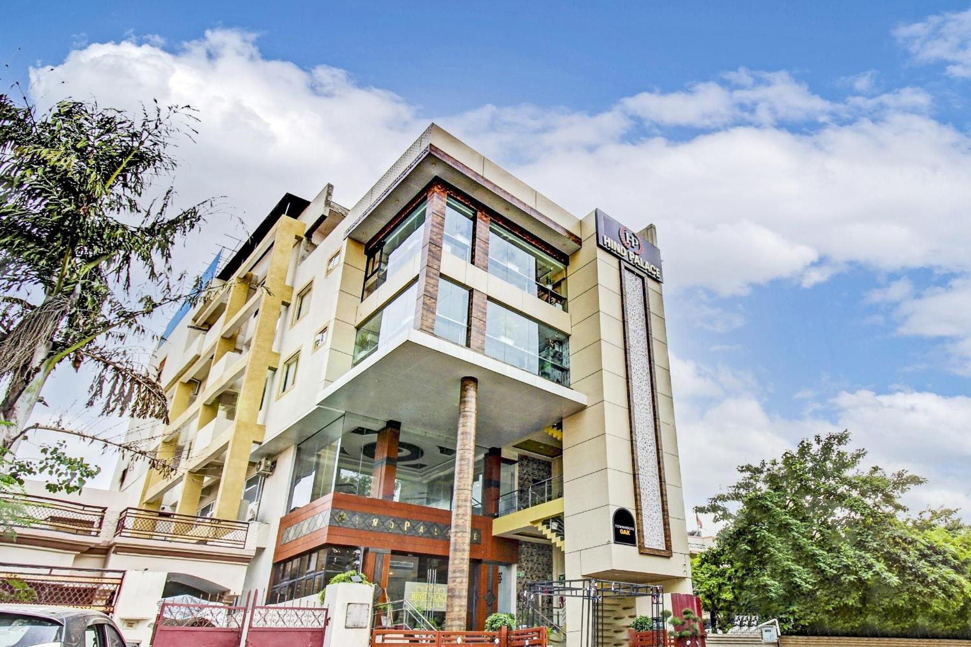 Super Townhouse Oak Hind Palace Near Gomti Riverfront Park Hotel 4*