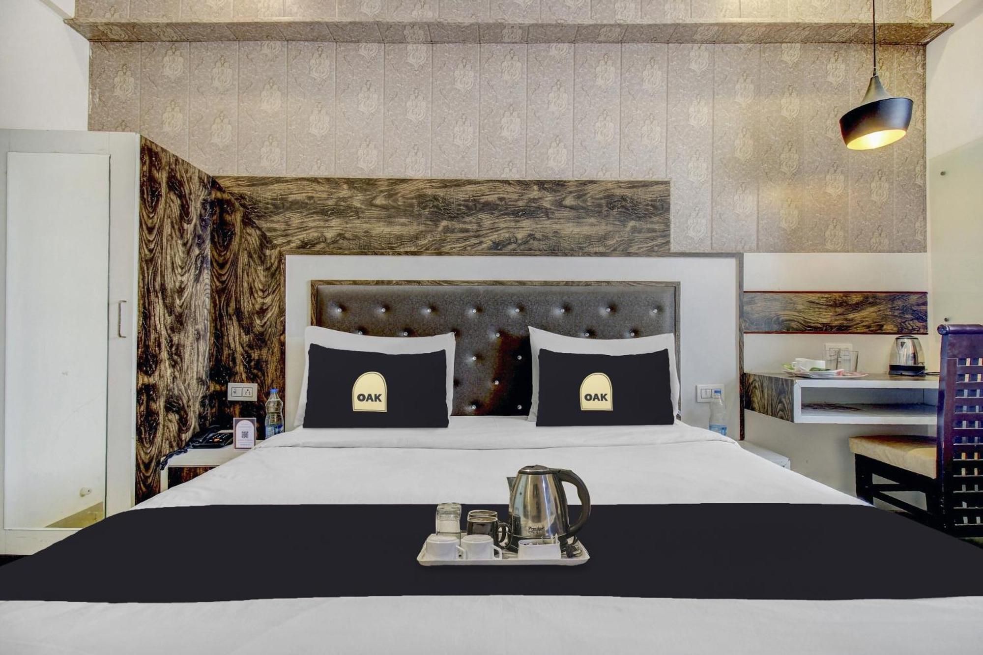 Super Townhouse Oak Hind Palace Near Gomti Riverfront Park 4*