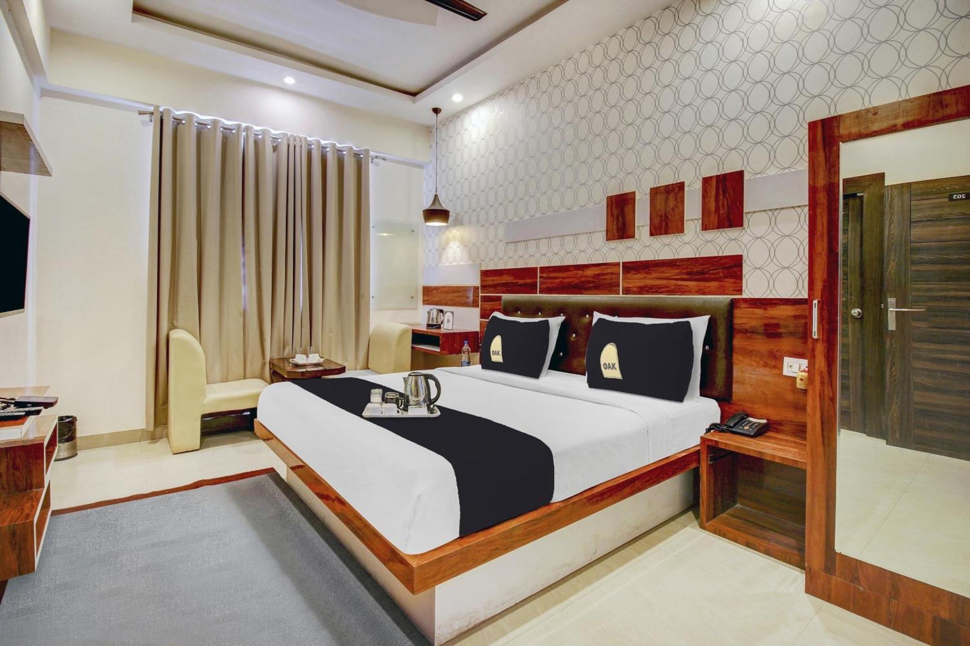 Hotel Super Townhouse Oak Hind Palace Near Gomti Riverfront Park