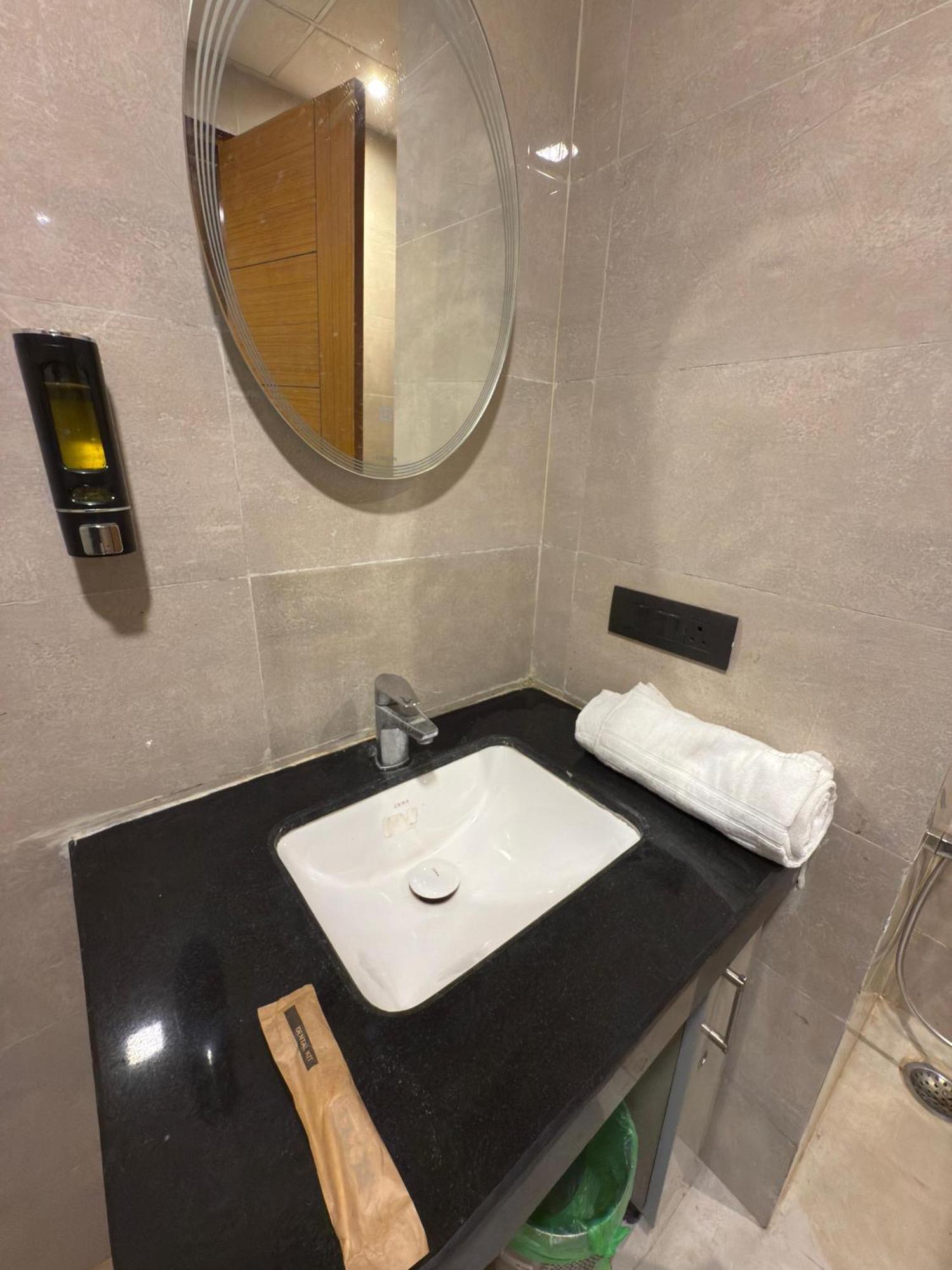Apartment Luxe With Balcony -high Rise Lucknow
