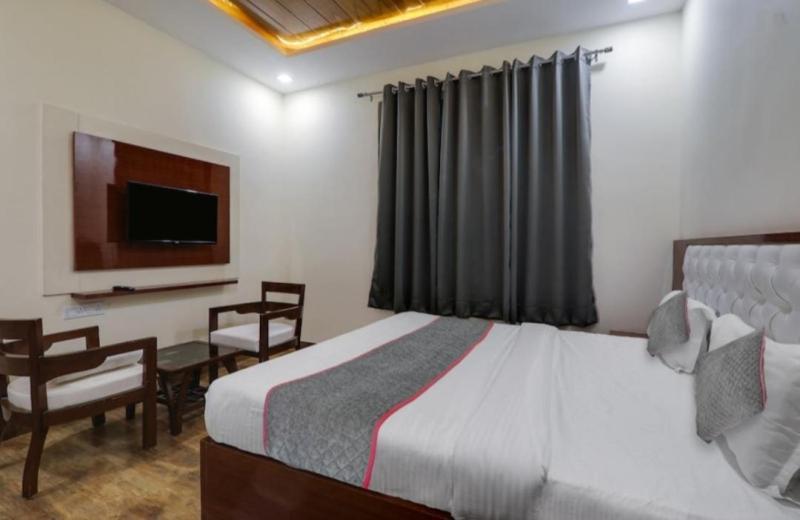 Rrooms Trijal Banquet Hotel Lucknow