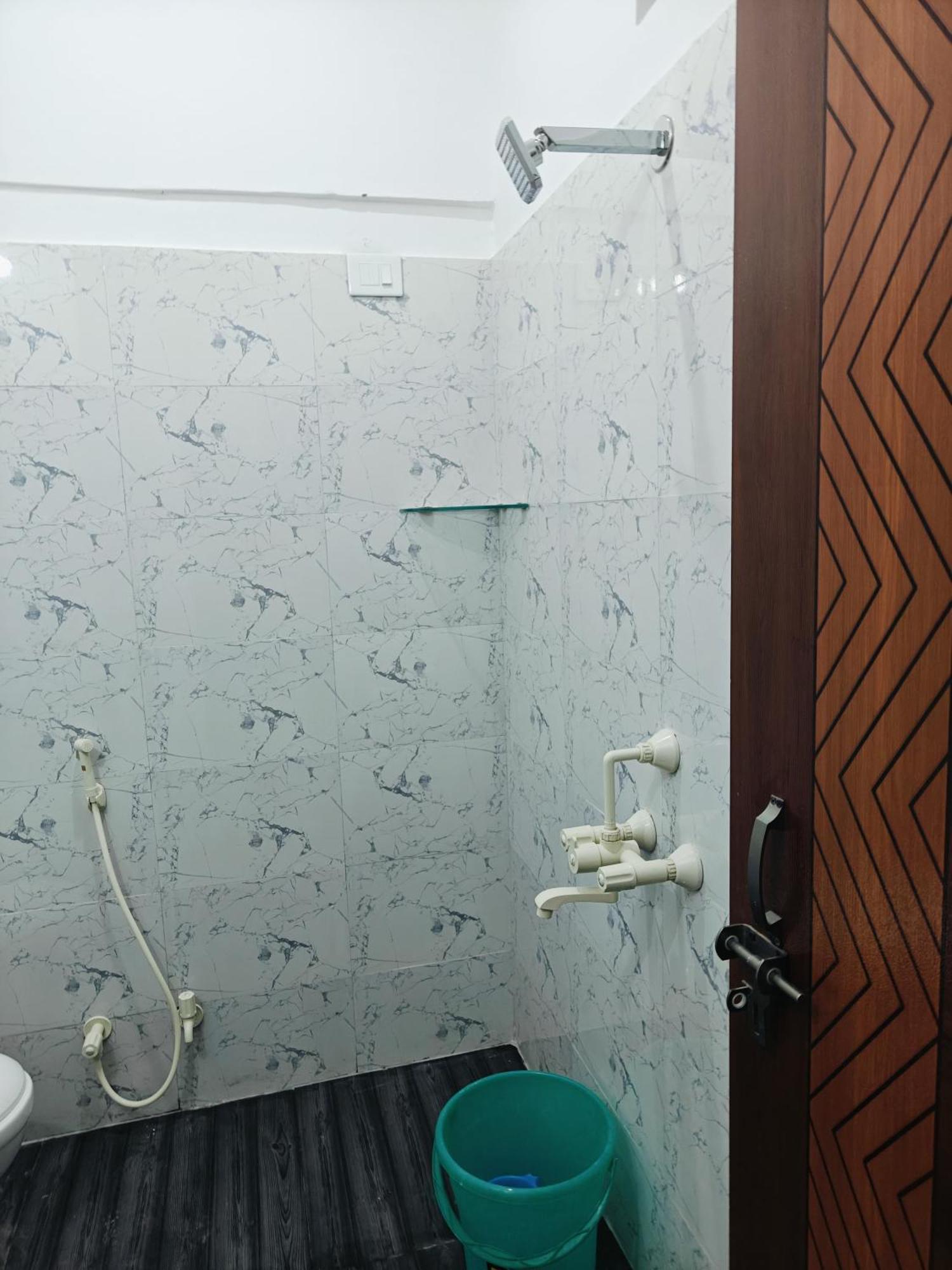 Guest house Budget Ac Near Iim College *